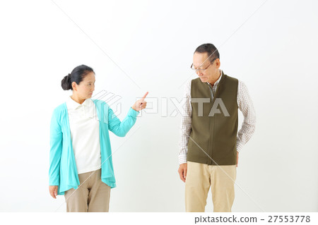 惱怒的資深婦女困擾老人 27553778