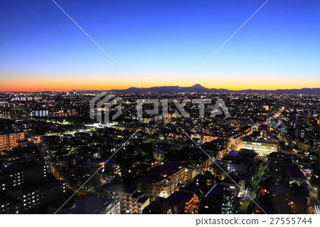Twilight shower falls down in the capital 27555744
