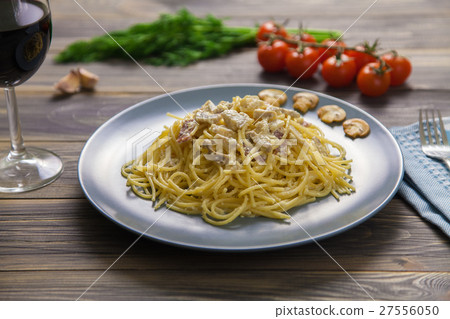 Spaghetti Carbonara with ham and mushrooms in blue Spaghetti Carbonara with ham and mushrooms in blue 27556050