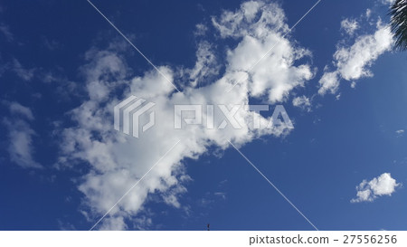 片雲的蔚藍天空 27556256
