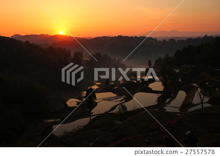 Rice terrace on the ridge 27557578