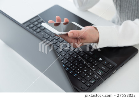 Senior with smartphone 27558822