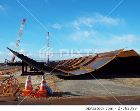 Steel plate arc is used in combination with steel plate cells for construction of a large wharf 27562359