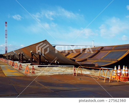 Steel plate arc is used in combination with steel plate cells for construction of a large wharf 27562360