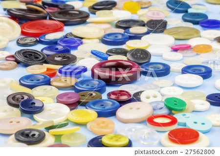 Buttons in various colors on the table 27562800