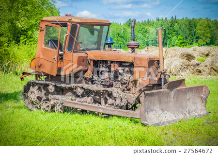 Old,abandoned,rusty bulldozer on the field  27564672