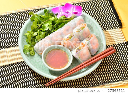 泰國食品“蝦生春捲”。 Pakuti（香氣）和辣椒醬。 27568511