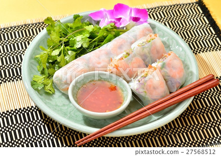 泰國食品“蝦生春捲”。 Pakuti(香氣)和辣椒醬。 泰國食品“蝦生春捲”。 Pakuti(香氣)和辣椒醬。 27568512