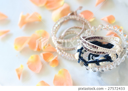 Beaded bracelet 27572433