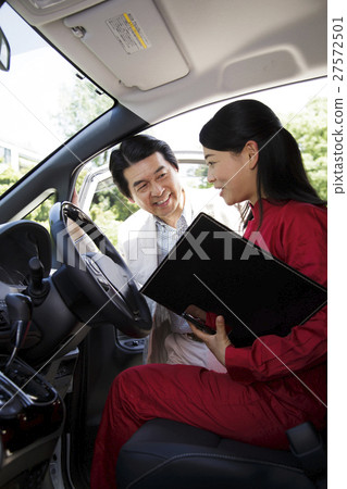 Road service mechanic mechanic driver driver women trouble car car breakdown Road service mechanic mechanic driver driver women trouble car car breakdown 27572501
