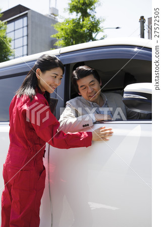 Road service mechanic mechanic driver driver women trouble car car breakdown 27572505