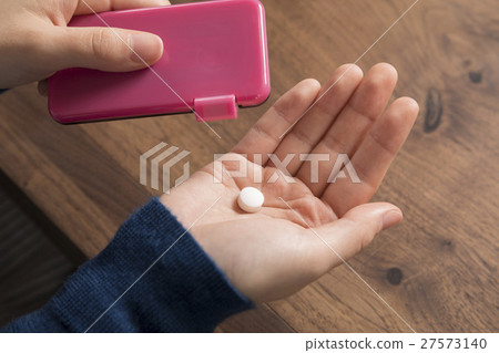 女手吃薄荷片 27573140