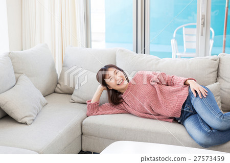 放鬆在屋子裡的婦女 放鬆在屋子裡的婦女 27573459