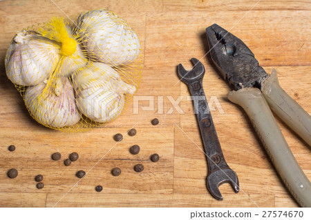 Garlic and pepper on a cutting board 27574670