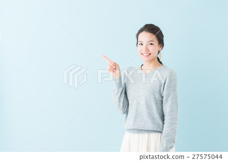 Female 20's (blue background) 27575044