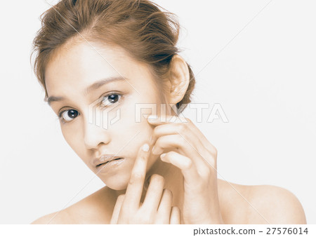 女性檢查你的皮膚 27576014