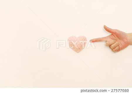 心和女性的手 27577080