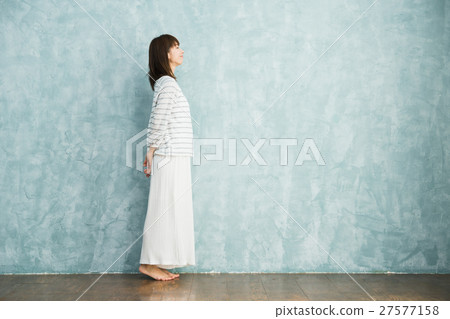 young woman      27577158