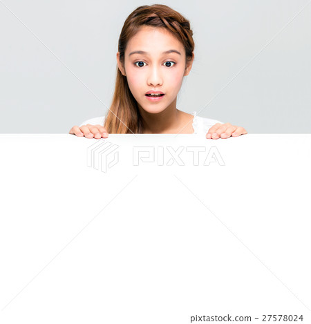 調查桌的女孩 27578024