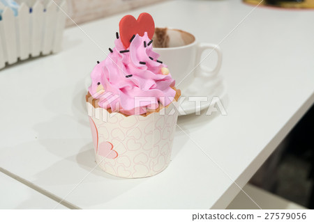 Cup cake and coffee in the cafe. Cup cake and coffee in the cafe. 27579056