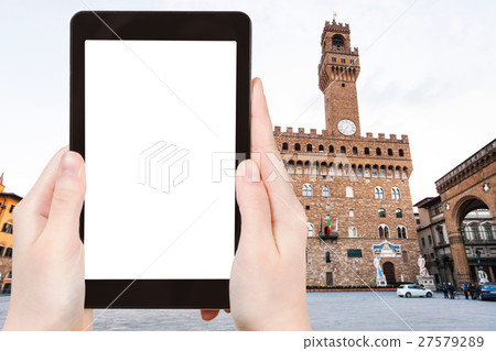 tourist photographs Piazza signoria with Palazzo 27579289