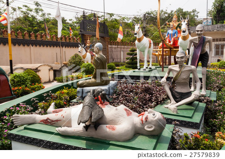 四門門的雕像在Wat Puria·正式舞會·Las寺廟外面在柬埔寨 四門門的雕像在Wat Puria·正式舞會·Las寺廟外面在柬埔寨 27579839