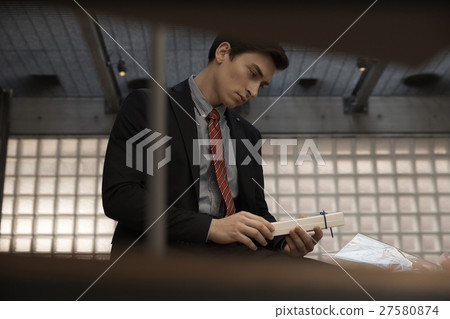 與禮物的男性畫象 27580874