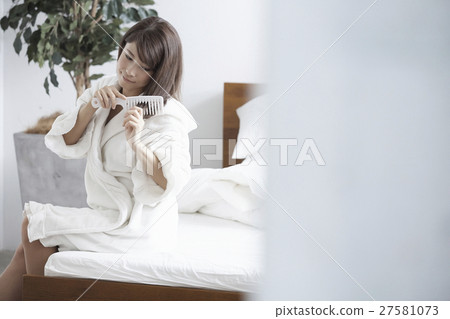 準備她的頭髮的婦女 27581073