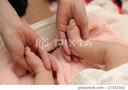 母親撫摸嬰兒的腳 母親撫摸嬰兒的腳 27581562