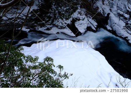 Mitarai Valley with snow (Tenagawa Village, Yoshino-gun, Nara Prefecture) 27581998