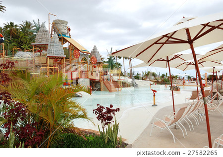 The kids playing in water attractions in Siam 27582265