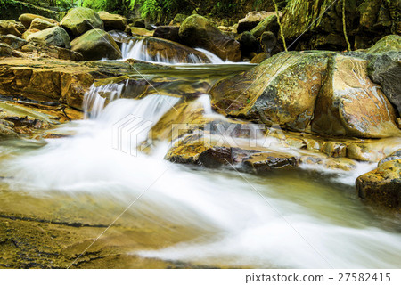 在岩石中流動的溪水 在岩石中流動的溪水 27582415