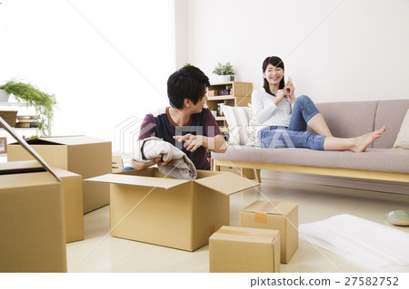 Moving moving couple couple smart Honeymoon new life lifestyle male and female 27582752