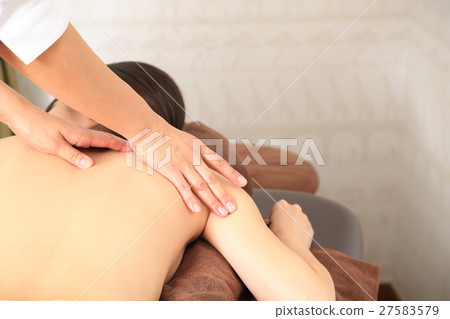 Women who receive esthetic Women who receive esthetic 27583579