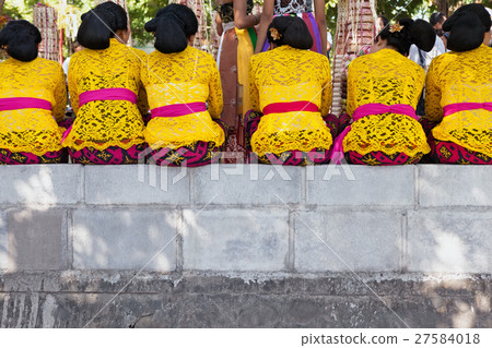 Balinese women in temple Balinese women in temple 27584018