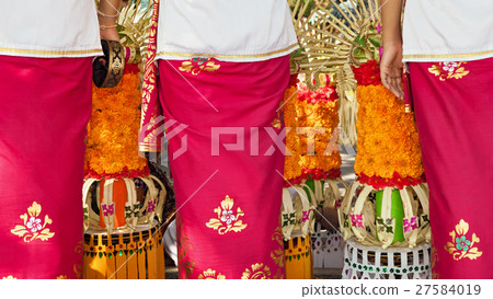 Balinese women with religious offering Balinese women with religious offering 27584019