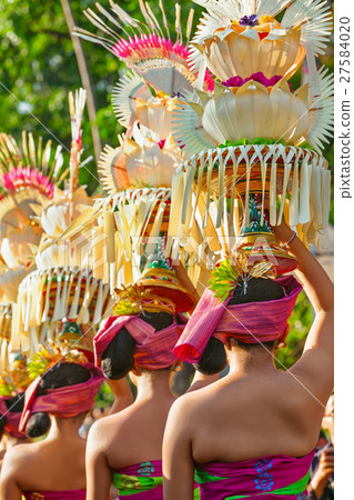 Balinese women with religious offering Balinese women with religious offering 27584020