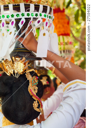 Balinese women with religious offering Balinese women with religious offering 27584022