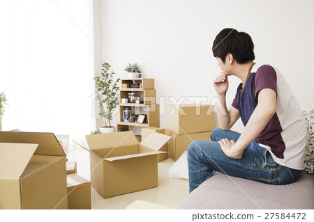 Moving Moving Male New life life lifestyle Alone Student College student 27584472