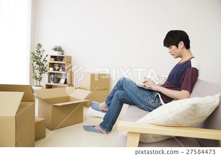 Moving moving personal computer male new life lifestyle living alone Student college student 27584473