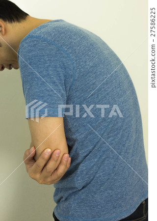 中年男子肘部疼 中年男子肘部疼 27586225