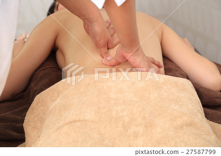 The back of a woman who receives an esthetic 27587799