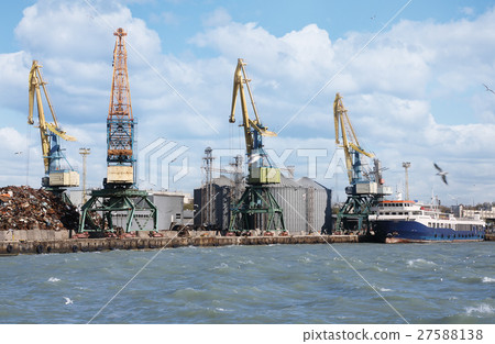 Cargo cranes in the sea port 27588138