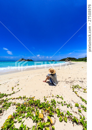 Awanna Beach and women 27588976