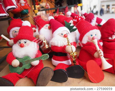 聖誕老人玩偶在聖誕節市場上 聖誕老人玩偶在聖誕節市場上 27590059