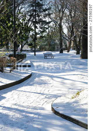 A snow-covered park 27590197