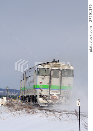 It is a Japanese National Railways Kiha 40 type ordinary train that runs on the Semmo Line with snow smoke. 27591376