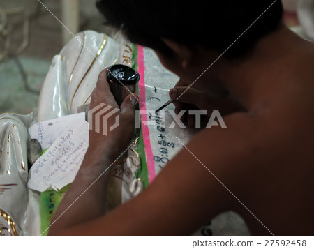 MAN LABELING MEMORIAL ON TABLET 27592458