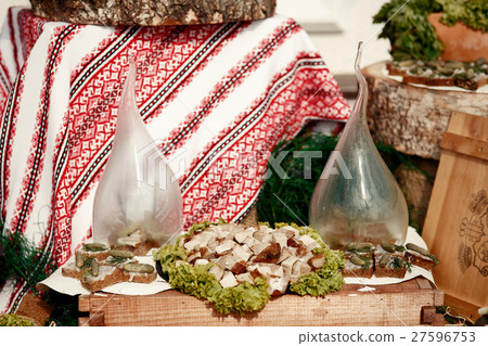 Glass bowls stand on wooden box  27596753