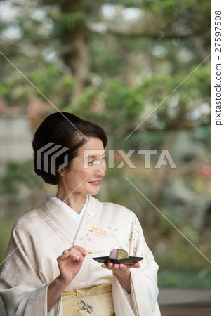 Middle female kimono image 27597508